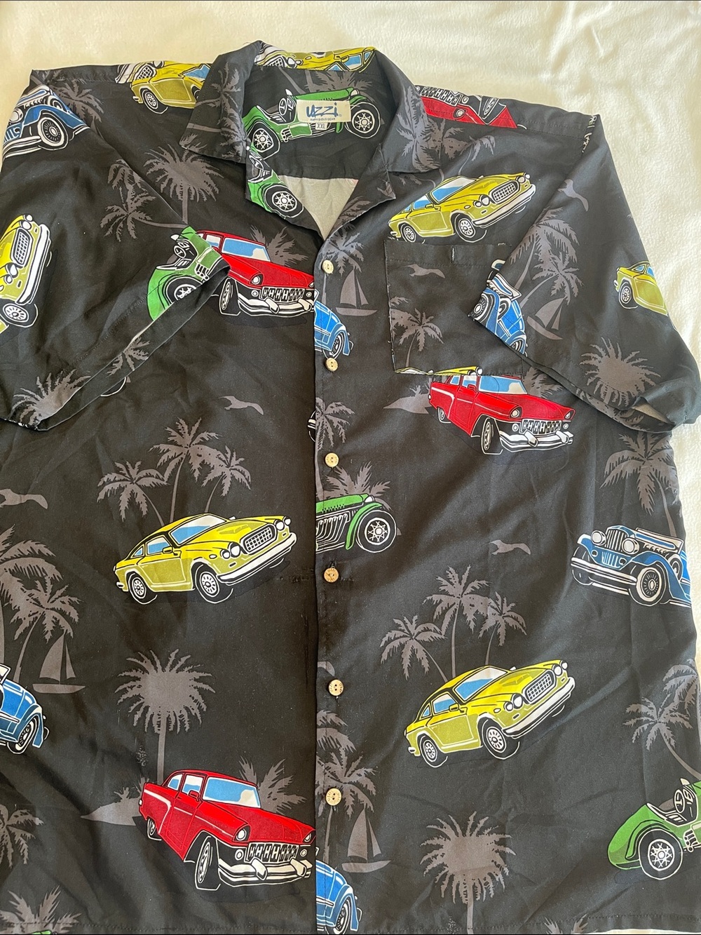 UZZI Black Short-Sleeve Button-Down Shirt with Vintage Car Print